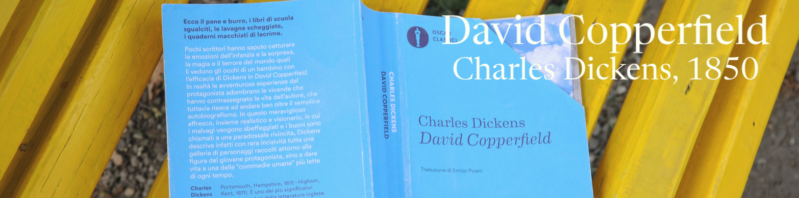 il libro, poggiato sulle pagine aperte, si trova su una panchina gialla, sull'immagine si trova il titolo del libro, ovvero David Copperfield, edito nel 1850 e scritto da Charles Dickens