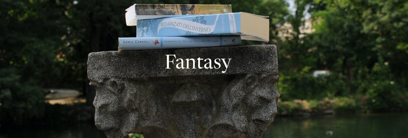 diversi libri fantasy, appoggiati l'uno sopra all'altro, sopra una colonna di pietra i cui capitelli raffigurano due leoni, sull'immagine si legge il titolo Fantasy