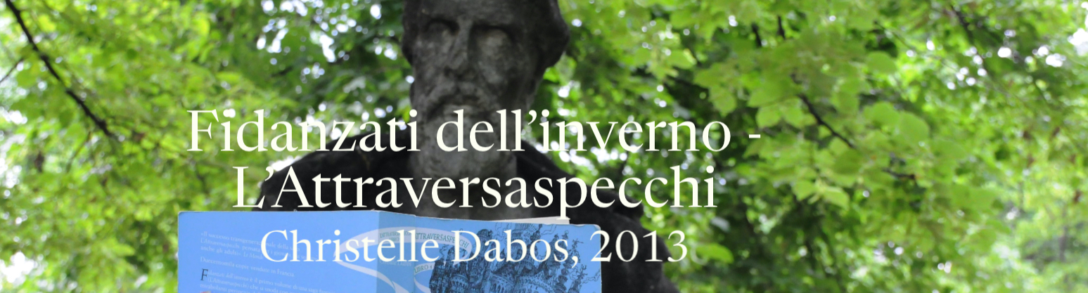 una statua in pietra volge lo sguardo verso il libro aperto, sull'immagine si trova il titolo del libro, ovvero Fidanzati dell'Inverno, della saga de L'Attraversaspecchi, edito nel 2013, scritto da Christelle Dabos