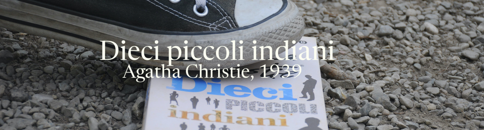 una scarpa nera sta per calpestare la copertina del libro, poggiato su un sentiero di ciottoli, sull'immagine si trova il titolo del libro, ovvero Dieci piccoli indiani, edito nel 1939 e scritto da Agatha Christie